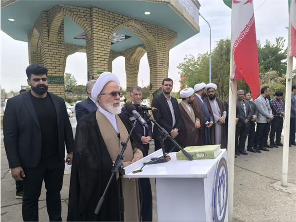 آیت‌الله غفوری در آیین اهتزاز پرچم ایران: خدمت صادقانه مدافعان سلامت، جلوه‌ای از ایثار و مقاومت است