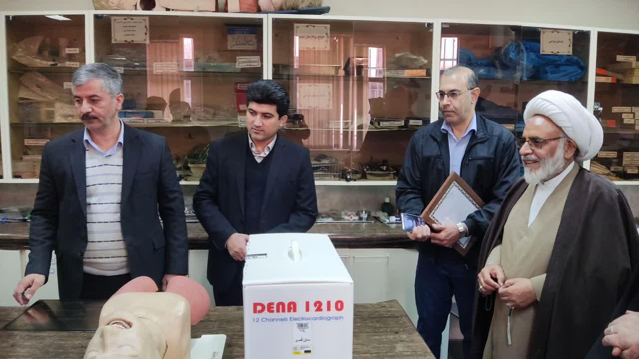اهدای دستگاه الکتروکاردیوگرافی ۱۲ کاناله به دانشکده10